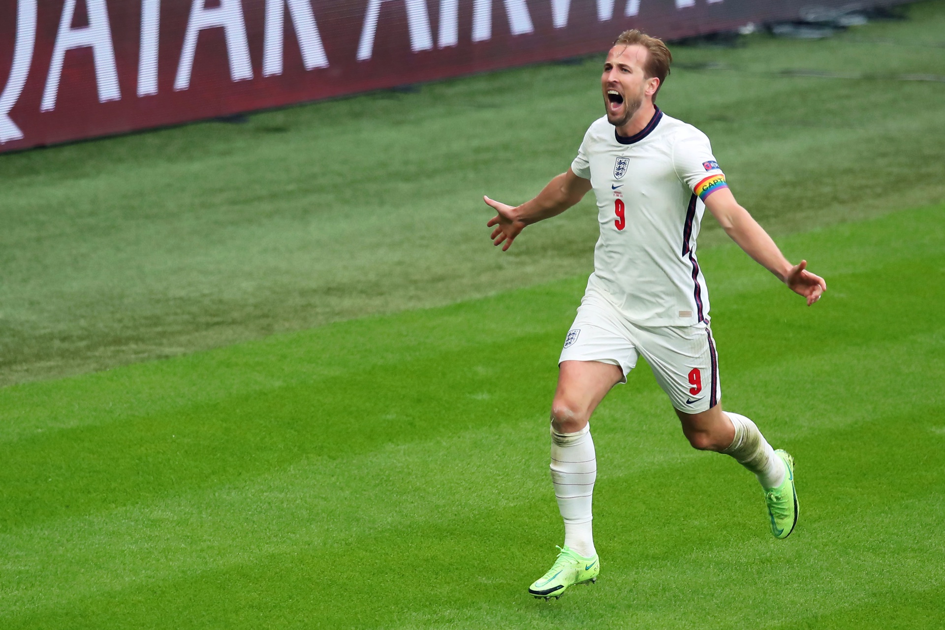 包含尤文完胜英格兰，凯恩刷新纪录的词条