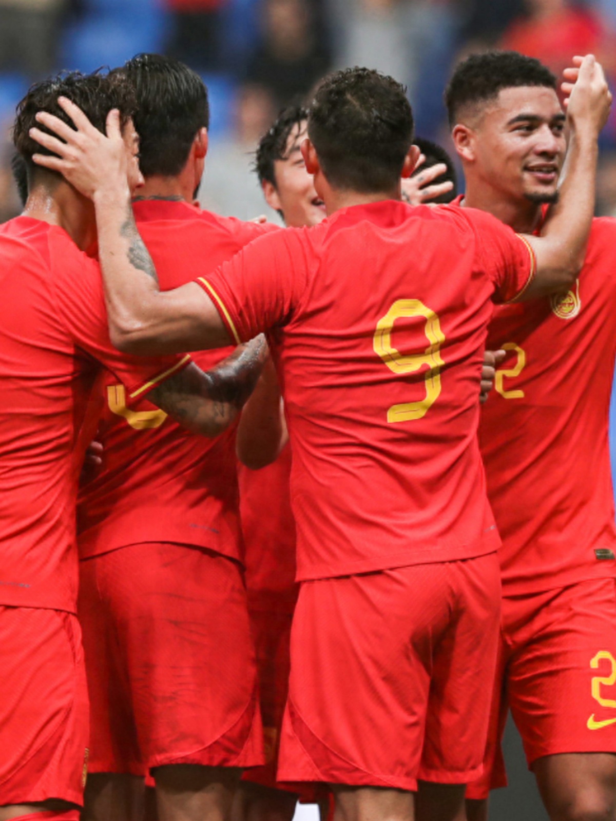 国内足球联赛中多场比赛竞争激烈