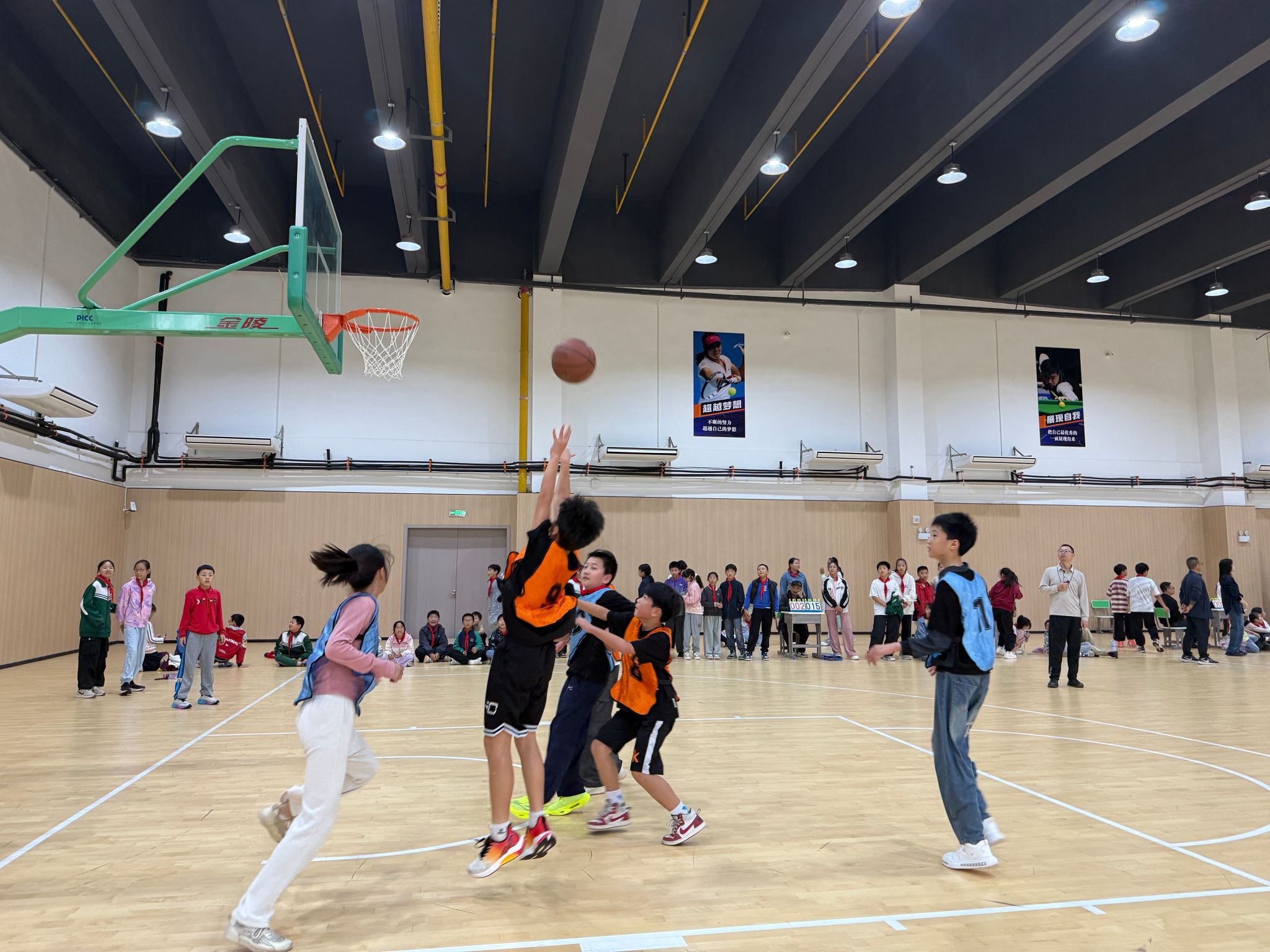 球队备战篮球盛事：战术训练密集进行的简单介绍