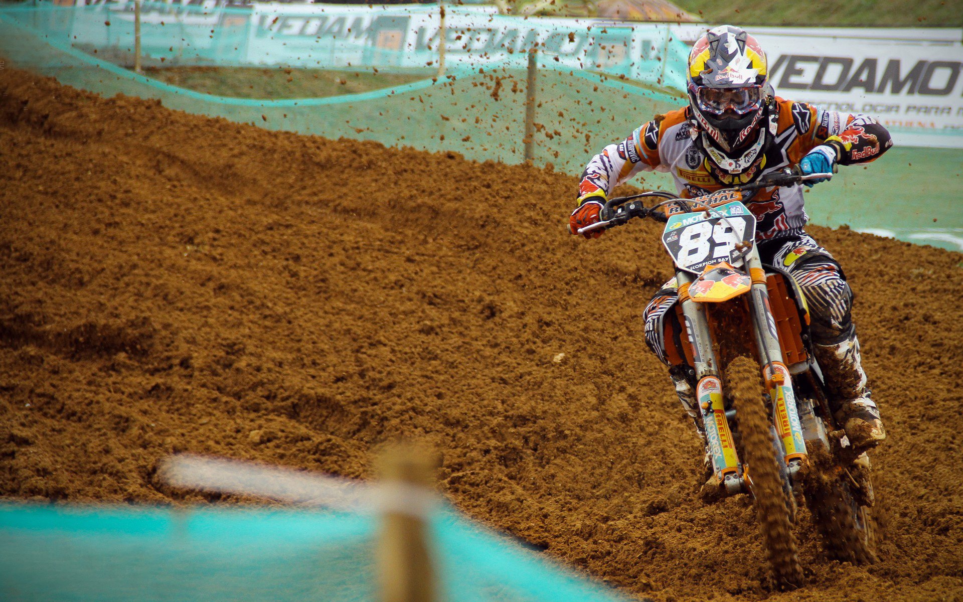 圣西罗南看台响起安第斯山歌，若日尼奥导演的跨大陆奇迹