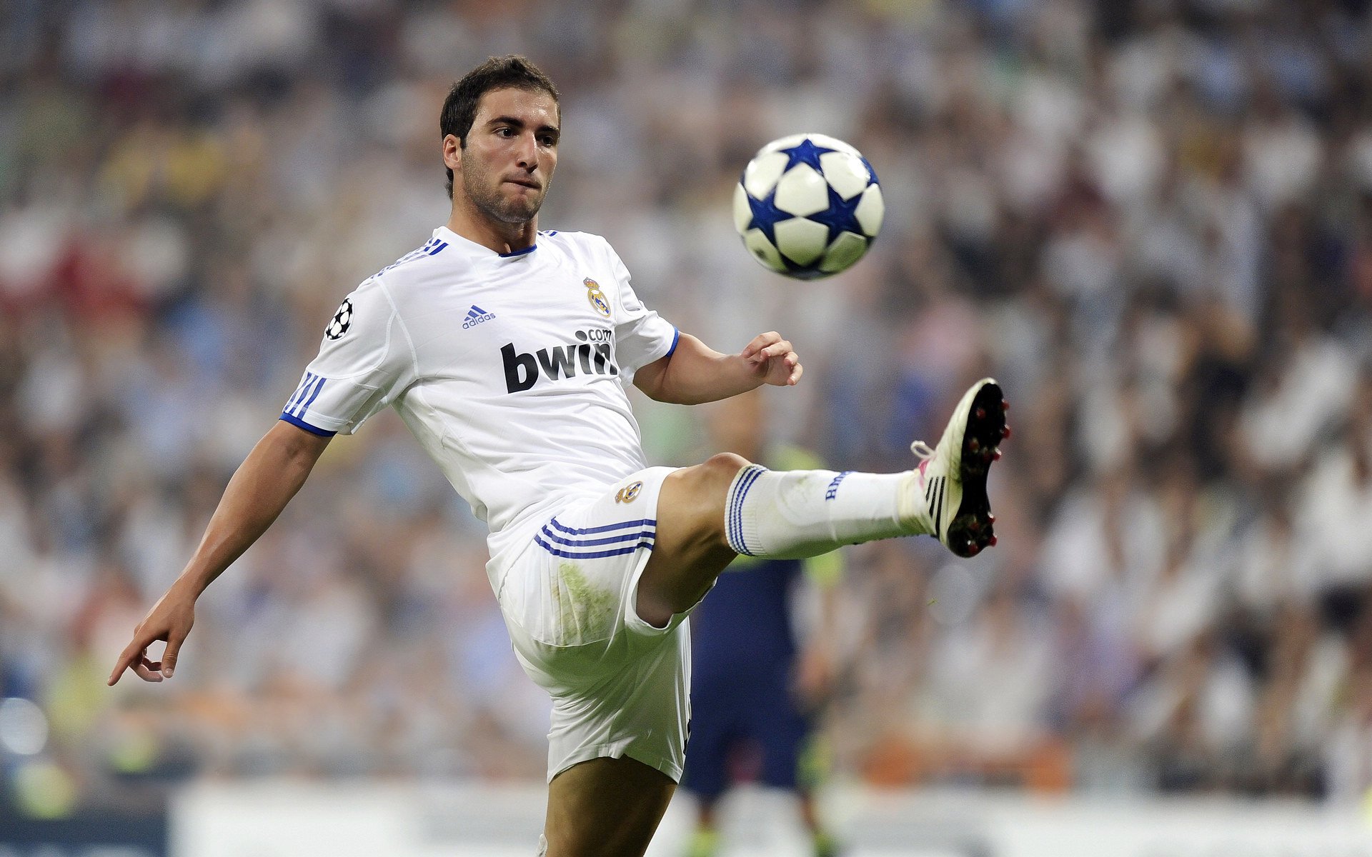 德甲争冠战焦点战，莱比锡红牛横扫国际米兰，战术革命震撼欧洲足坛